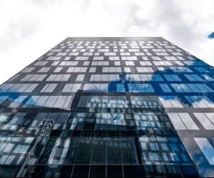 Las criptomonedas ofrecen un alto potencial de rentabilidad y mayor libertad financiera gracias a su descentralización, operando en un mercado abierto las 24 horas. Sin embargo, son un activo de alto riesgo debido a su extrema volatilidad y la falta de regulación. Los principales riesgos incluyen pérdidas rápidas y fallos de ciberseguridad. La clave del éxito reside en invertir únicamente con una estrategia clara y con capital que no comprometa su estabilidad financiera.