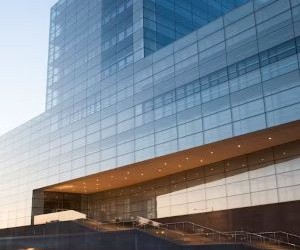 Las inversiones le permiten aumentar su patrimonio con el tiempo al invertir su dinero en activos como acciones, bonos, fondos, bienes raíces y más, pero siempre implican riesgos, como la volatilidad del mercado, la posible pérdida de capital y la inflación que erosiona los rendimientos. La clave es invertir con una estrategia clara, una diversificación adecuada y solo con capital que no comprometa su estabilidad financiera.