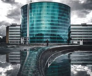 Las criptomonedas ofrecen un alto potencial de rentabilidad y mayor libertad financiera gracias a su descentralización, operando en un mercado abierto las 24 horas. Sin embargo, son un activo de alto riesgo debido a su extrema volatilidad y la falta de regulación. Los principales riesgos incluyen pérdidas rápidas y fallos de ciberseguridad. La clave del éxito reside en invertir únicamente con una estrategia clara y con capital que no comprometa su estabilidad financiera.