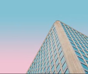 Las inversiones le permiten aumentar su patrimonio con el tiempo al invertir su dinero en activos como acciones, bonos, fondos, bienes raíces y más, pero siempre implican riesgos, como la volatilidad del mercado, la posible pérdida de capital y la inflación que erosiona los rendimientos. La clave es invertir con una estrategia clara, una diversificación adecuada y solo con capital que no comprometa su estabilidad financiera.