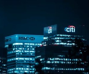 Las criptomonedas ofrecen un alto potencial de rentabilidad y mayor libertad financiera gracias a su descentralización, operando en un mercado abierto las 24 horas. Sin embargo, son un activo de alto riesgo debido a su extrema volatilidad y la falta de regulación. Los principales riesgos incluyen pérdidas rápidas y fallos de ciberseguridad. La clave del éxito reside en invertir únicamente con una estrategia clara y con capital que no comprometa su estabilidad financiera.