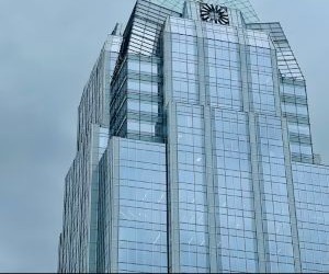 Forex ofrece oportunidades para beneficiarse de las fluctuaciones entre las monedas globales en un mercado altamente líquido que opera las 24 horas del día, pero también es un ámbito de alto riesgo debido al apalancamiento, la fuerte volatilidad y el impacto de las noticias macroeconómicas; la clave es operar con una estrategia clara, una gestión estricta de los riesgos y solo con capital que pueda permitirse perder sin afectar su estabilidad financiera.