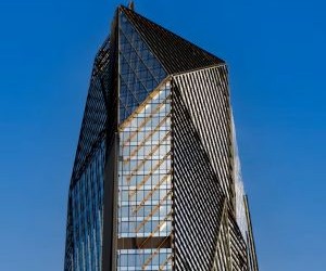 Las criptomonedas ofrecen un alto potencial de rentabilidad y mayor libertad financiera gracias a su descentralización, operando en un mercado abierto las 24 horas. Sin embargo, son un activo de alto riesgo debido a su extrema volatilidad y la falta de regulación. Los principales riesgos incluyen pérdidas rápidas y fallos de ciberseguridad. La clave del éxito reside en invertir únicamente con una estrategia clara y con capital que no comprometa su estabilidad financiera.