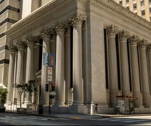 Forex ofrece oportunidades para beneficiarse de las fluctuaciones entre las monedas globales en un mercado altamente líquido que opera las 24 horas del día, pero también es un ámbito de alto riesgo debido al apalancamiento, la fuerte volatilidad y el impacto de las noticias macroeconómicas; la clave es operar con una estrategia clara, una gestión estricta de los riesgos y solo con capital que pueda permitirse perder sin afectar su estabilidad financiera.